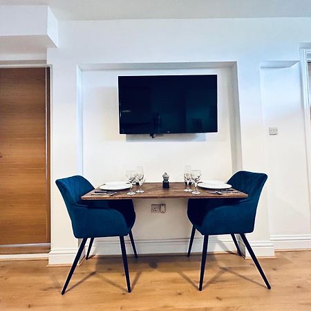Private 2 Bed Guest House - Van Parking, M25 & A1 Connections Потърс Бар Екстериор снимка