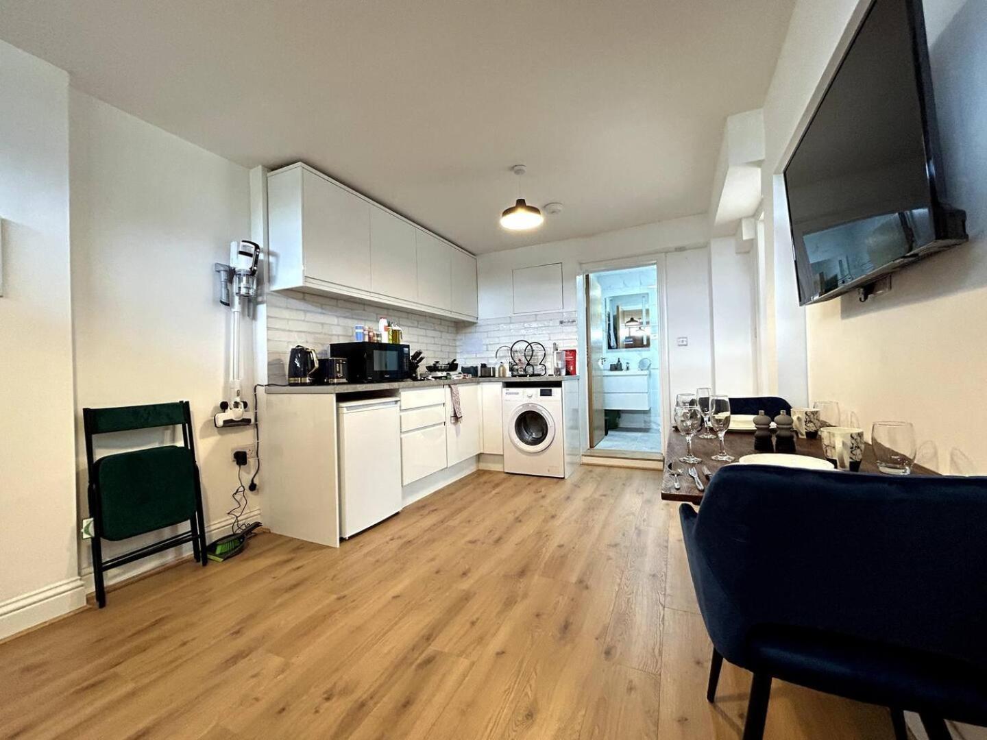 Private 2 Bed Guest House - Van Parking, M25 & A1 Connections Потърс Бар Екстериор снимка
