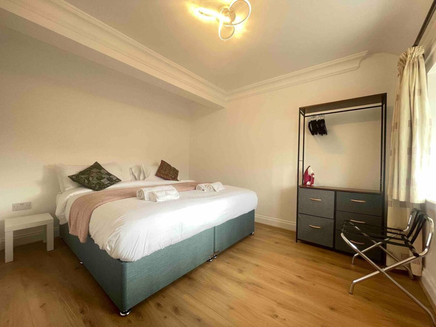 Private 2 Bed Guest House - Van Parking, M25 & A1 Connections Потърс Бар Екстериор снимка
