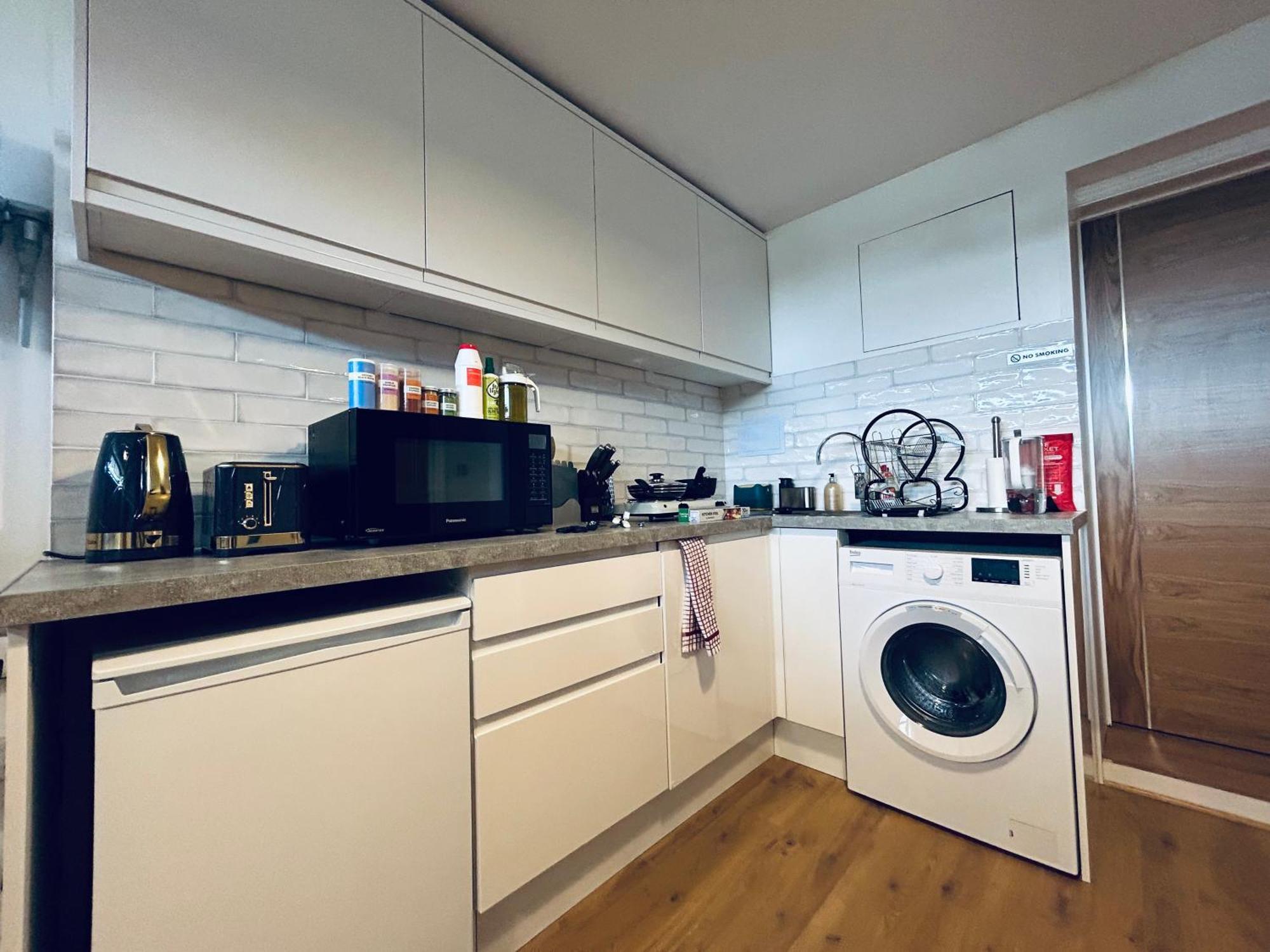 Private 2 Bed Guest House - Van Parking, M25 & A1 Connections Потърс Бар Екстериор снимка