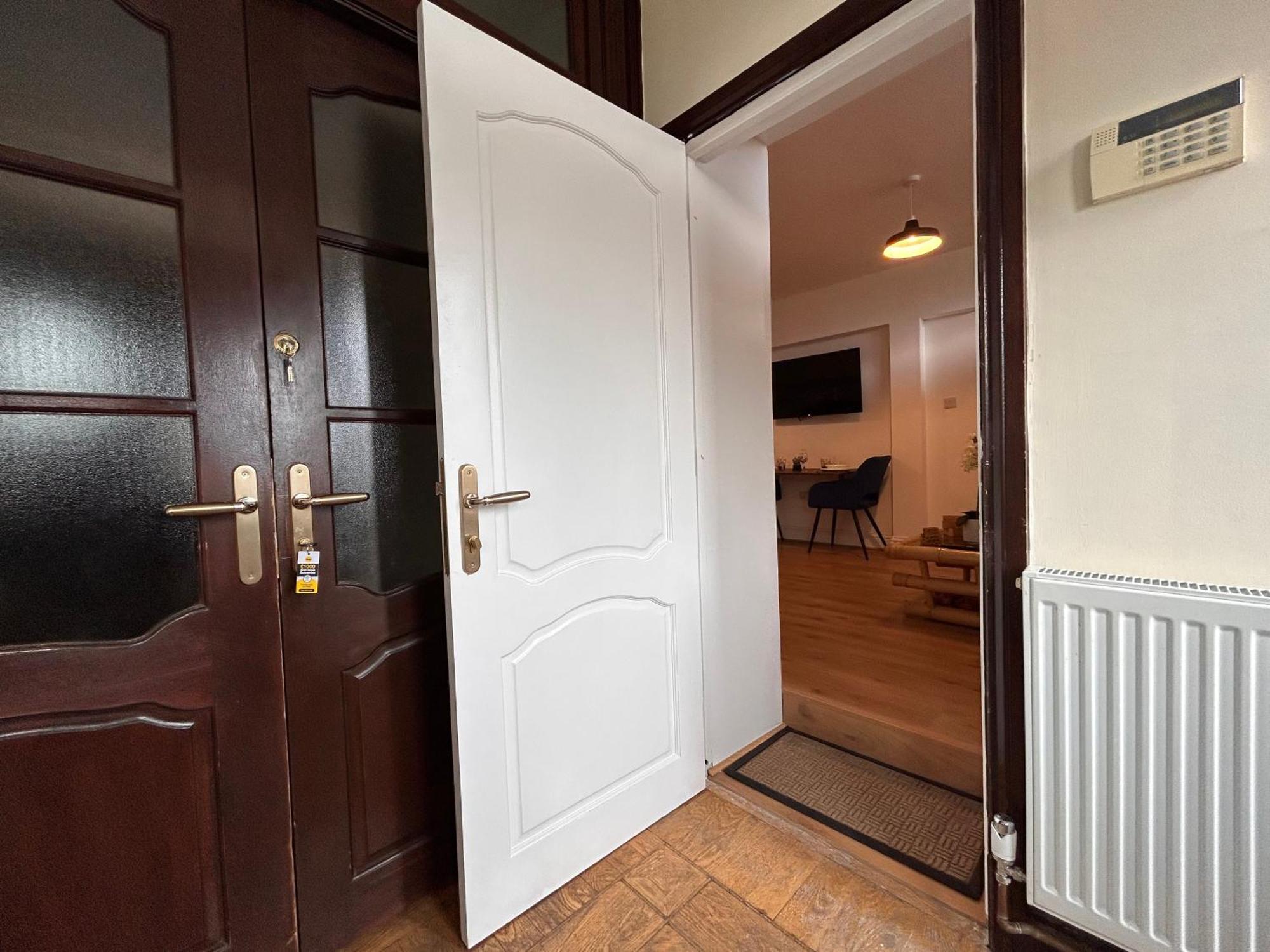 Private 2 Bed Guest House - Van Parking, M25 & A1 Connections Потърс Бар Екстериор снимка