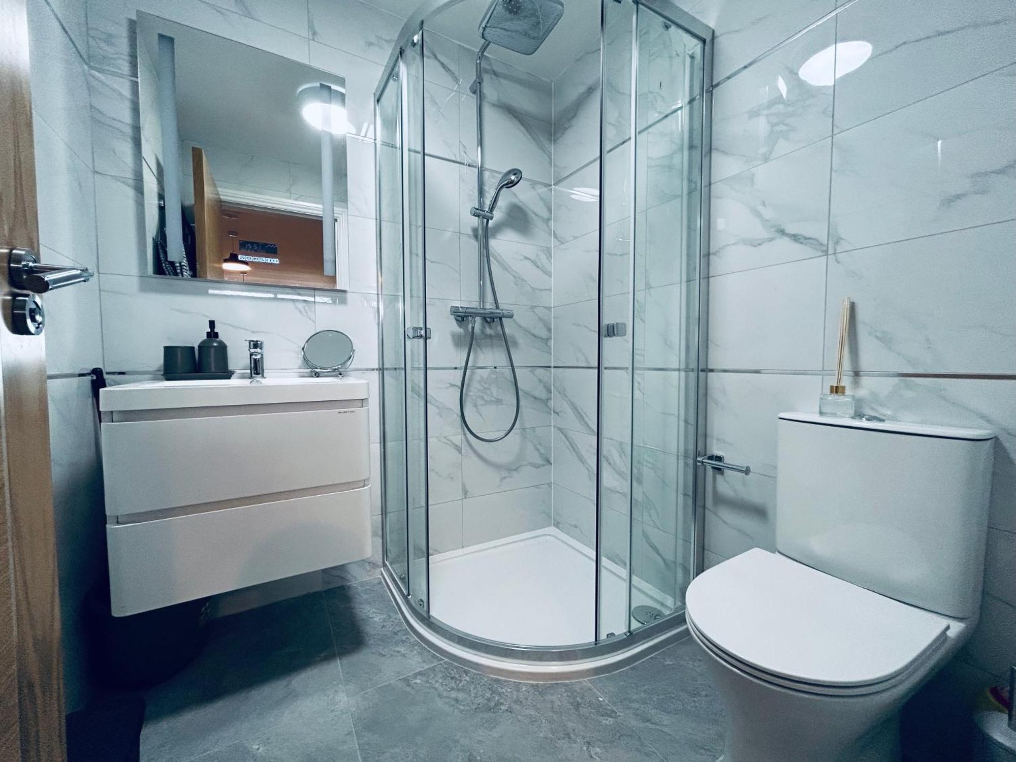 Private 2 Bed Guest House - Van Parking, M25 & A1 Connections Потърс Бар Екстериор снимка